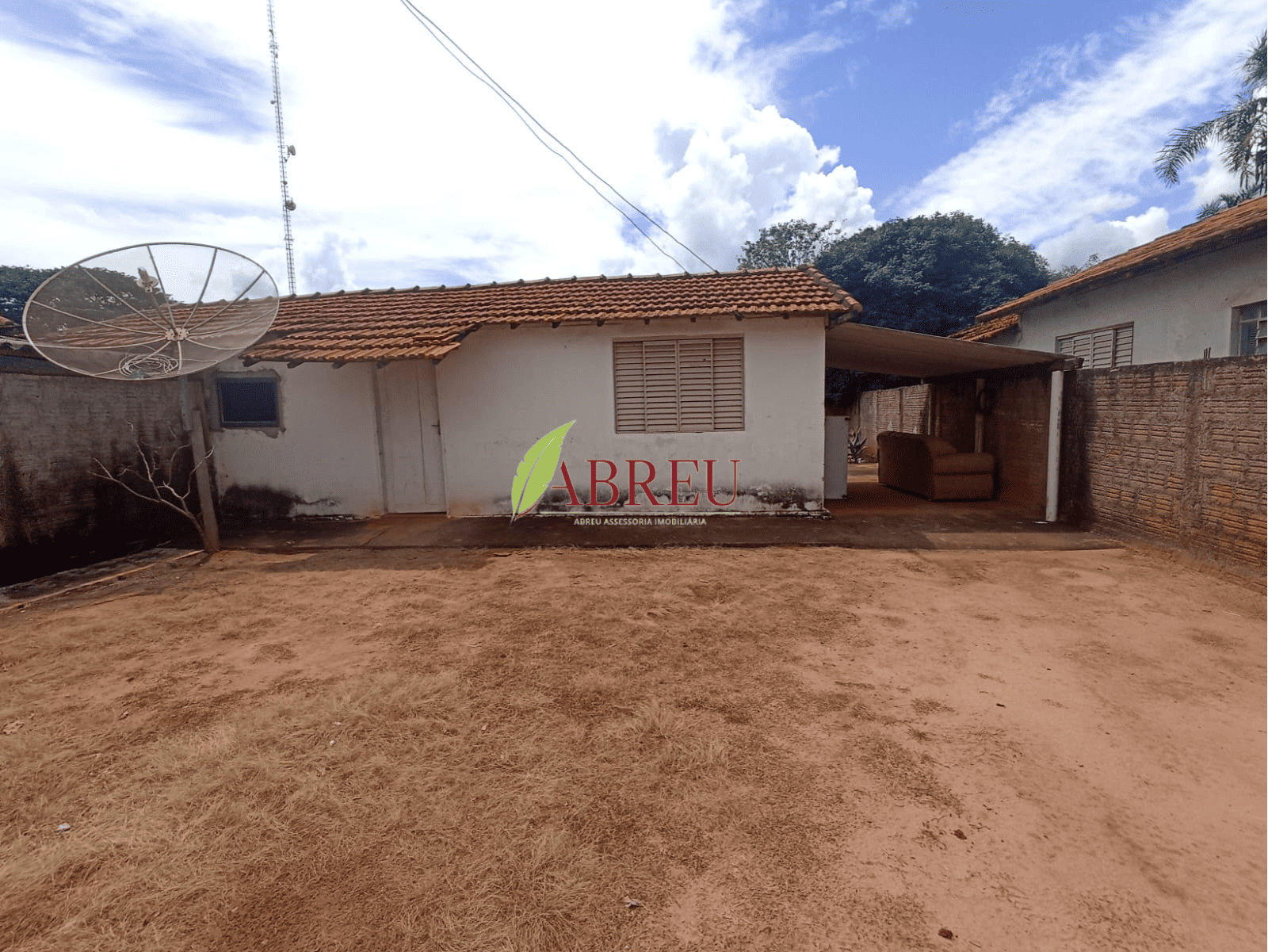 Aluga-se casa com 2 dormitórios por R$ 400,00 mensais – Estação– Cosmorama/SP