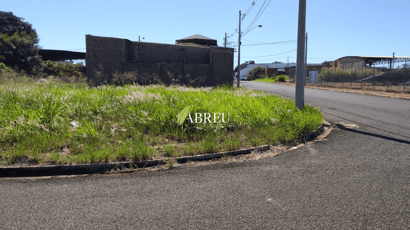 Terreno de esquina à venda de 214,63 m² por R$ 35.000,00 + Parcelas – Jd. Itália – Cosmorama/SP