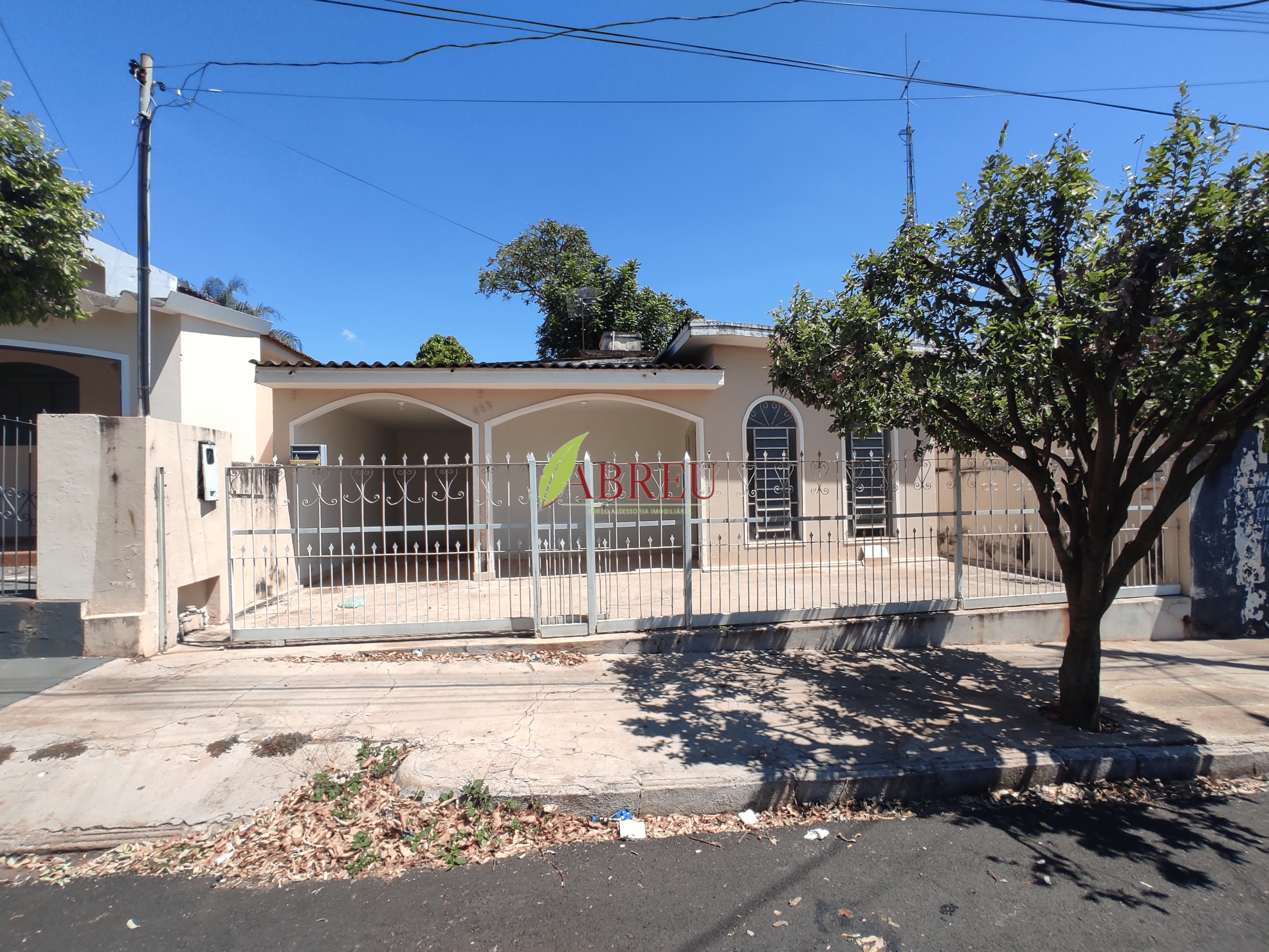 Aluga-se casa com 2 dormitórios por R$ 1.000,00 mensais – Centro – Cosmorama/SP