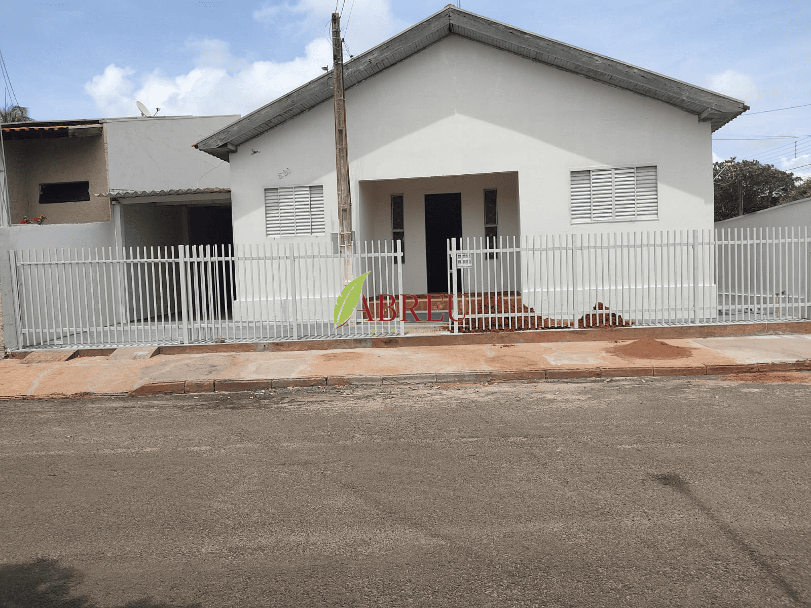 Aluga-se casa com 2 dormitórios por R$ 800,00 mensais – São Marcos – Cosmorama/SP