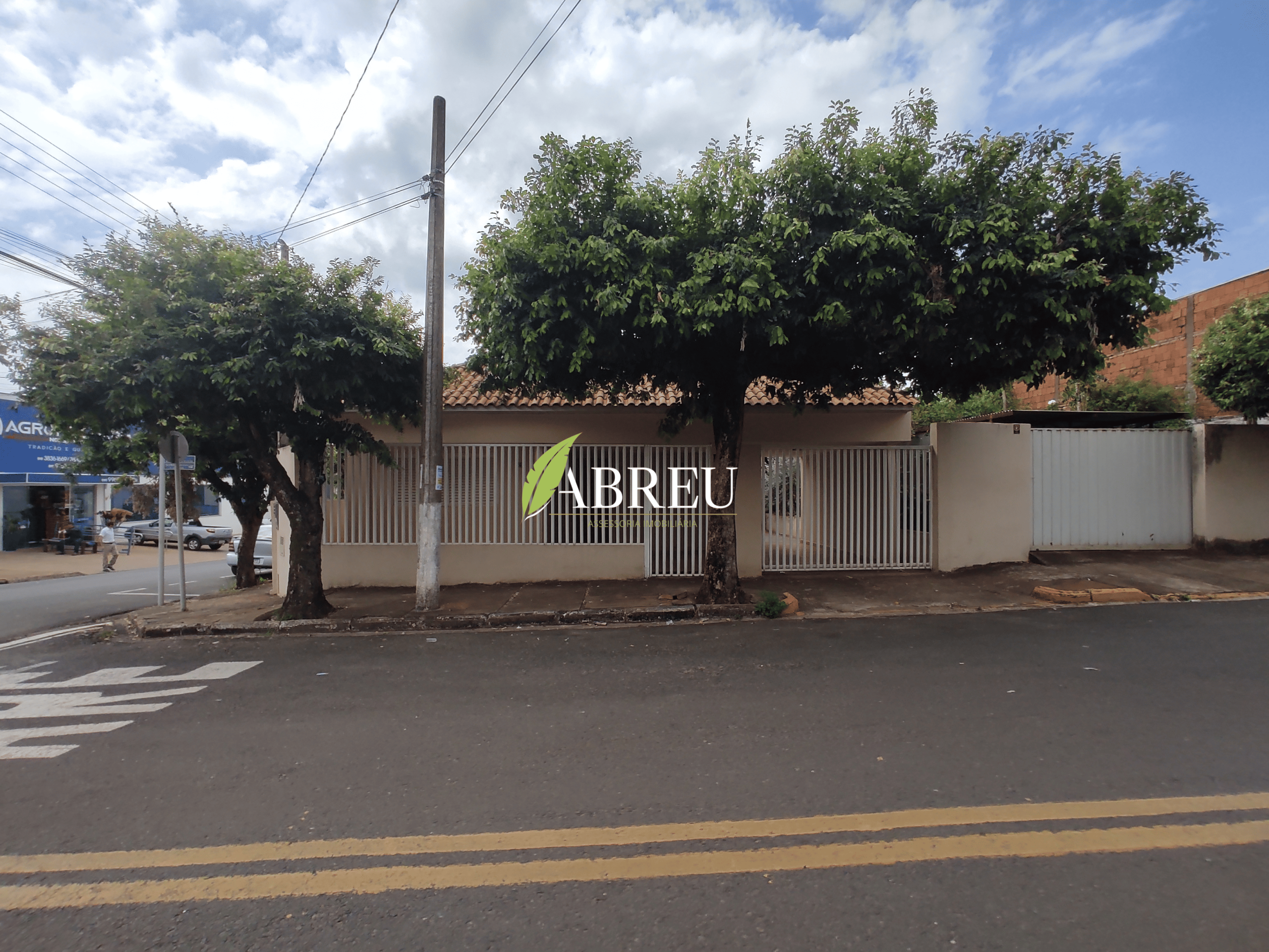Aluga-se casa com 3 dormitórios por R$ 1.500,00 mensais – Centro – Cosmorama/SP